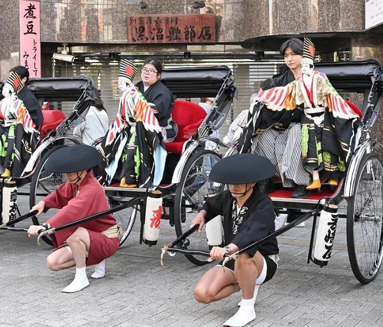 華やかな衣裳でお目見え